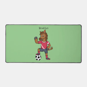 Niedliches lustiges Pferd beim Fußballspielen Cart Schreibtischunterlage