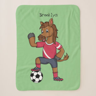 Niedliches lustiges Pferd beim Fußballspielen Cart Sherpadecke