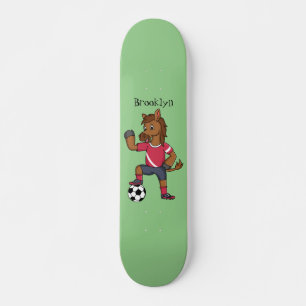 Niedliches lustiges Pferd beim Fußballspielen Cart Skateboard