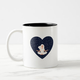 Niedliches Mädchen bei Yoga und Meditation in Fri Zweifarbige Tasse