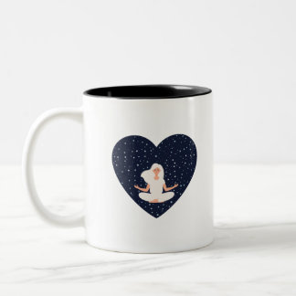 Niedliches Mädchen bei Yoga und Meditation in Frie Zweifarbige Tasse