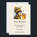 Niedliches Mädchen in Bee Costume mit Honey Geburt Save The Date<br><div class="desc">Save the Date Karte mit einem niedlichen Bild. Ein Mädchen in einem Häkelkostüm mit Biene an ihrer Seite. Ein Glas Honig übergucken.</div>