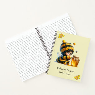 Niedliches Mädchen in BienenKostüm mit Honig Notizbuch