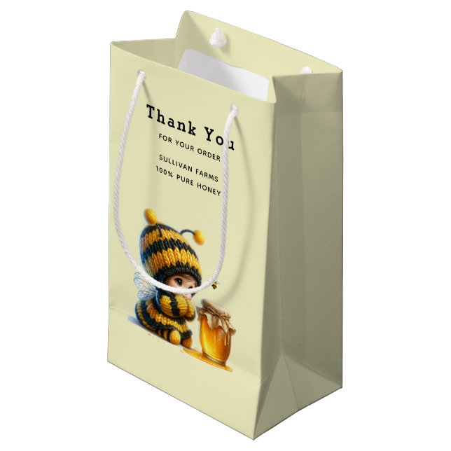 Niedliches Mädchen in Bienenkostüm mit Honiggeschä Kleine Geschenktüte (Vorderseite Schrägansicht)