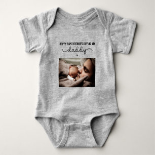 Niedliches Minimalistisches Foto des ersten Vaters Baby Strampler