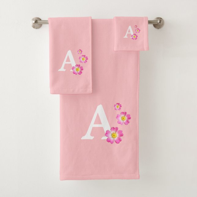 Niedliches Monogramm mit Blume auf hellrosa Badhandtuch Set (Insitu)