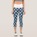 Niedliches Muster der weißen Blume in Dunkelblau Capri Leggings<br><div class="desc">Niedliches weißes Blumenmuster auf dunkelblau.</div>