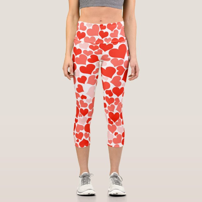 Niedliches Muster des modernen Roten Herzens Capri Leggings (Vorderseite)