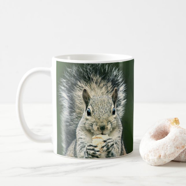 Niedliches Nahes Up of a Squirrel Snacking Wildlif Kaffeetasse (Mit Donut)