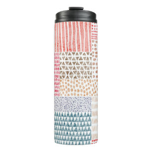 Niedliches nahtloses Muster im Patchwork-Stil. Ein Thermosbecher
