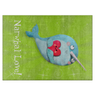 Niedliches Narwhal mit Herzen Schneidebrett