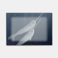 Niedliches Narwhals, das zusammen Underwater