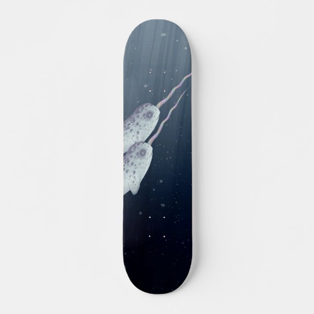 Niedliches Narwhals, das zusammen Underwater Skateboard (Vorne)