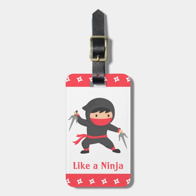 Niedliches Ninja Kind mit Sai Waffen für Kinder Gepäckanhänger (Vorderseite vertikal)