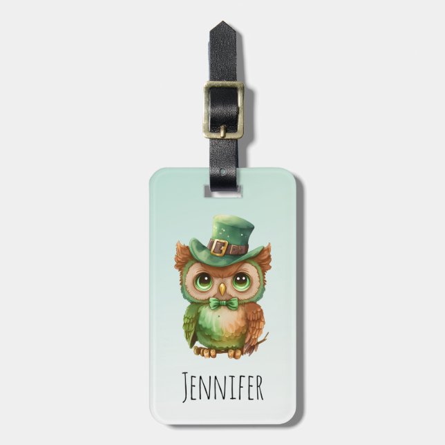 Niedliches Owl in einem grünen Top Hat Gepäckanhänger (Vorderseite vertikal)