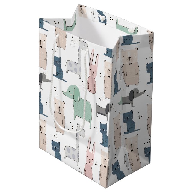 Niedliches Pastel Baby-Tiermuster Mittlere Geschenktüte (Vorderseite Schrägansicht)