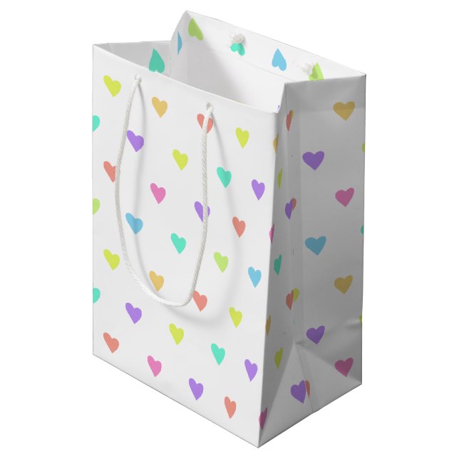 Niedliches Pastel-Regenbogen-Herzmuster Mittlere Geschenktüte (Vorderseite Schrägansicht)