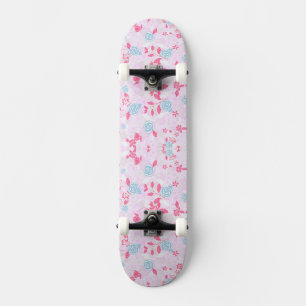 Niedliches pastellfarbenes Blumenmuster Niedriger  Skateboard
