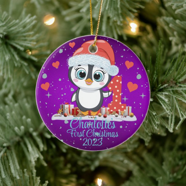 Niedliches Penguin Baby's First Christmas Lila Keramik Ornament (Baum)