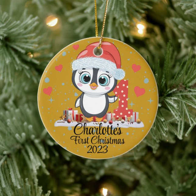 Niedliches Pinguin Baby's First Christmas Gold Keramik Ornament (Baum)