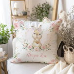 Niedliches Pink Floral Bunny Rabbit Baby Girl Kind Kissen<br><div class="desc">Dieses elegante Design besticht durch einen niedlichen,  mit wunderschönen rosa Blumen und einem Kranz in Aquarelltönen geschmückten Babyhase</div>