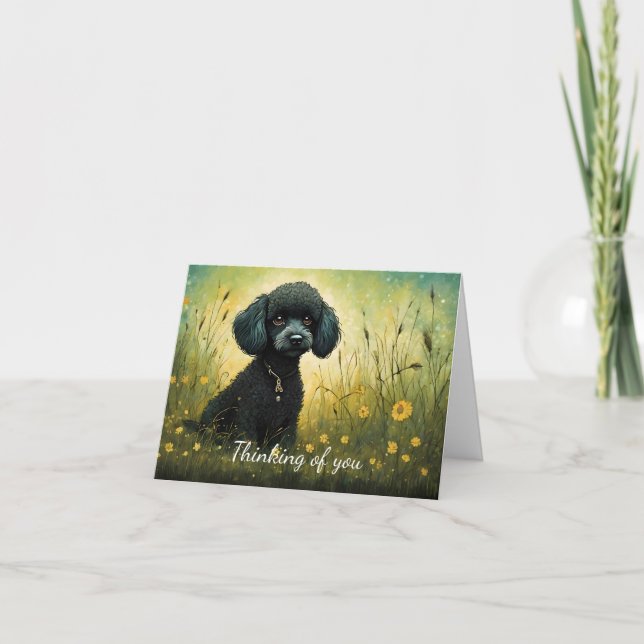 Niedliches Poodle in der Wiese denken Sie Karte (Vorderseite)