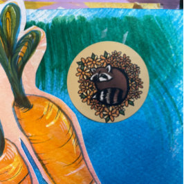 Niedliches Raccoon Daisy Blume Art Runder Aufkleber