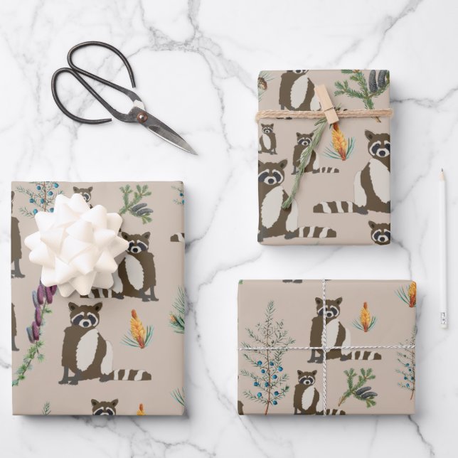Niedliches Raccoon im Pinienwaldmuster Geschenkpapier Set (Vorderseite)