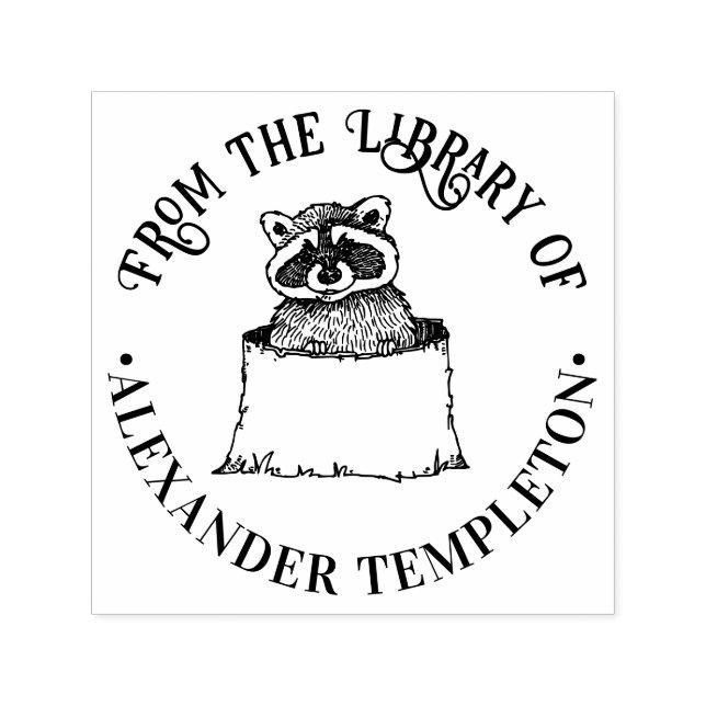 Niedliches Raccoon in der Baumstumpf-Bibliothek Permastempel (Design)