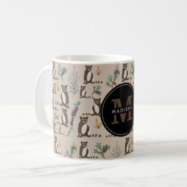 Niedliches Raccoon in Pinienwaldmuster Monogramm Kaffeetasse