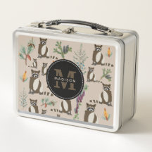 Niedliches Raccoon in Pinienwaldmuster Monogramm