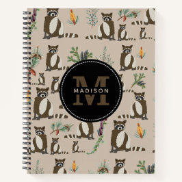 Niedliches Raccoon in Pinienwaldmuster Monogramm Notizbuch