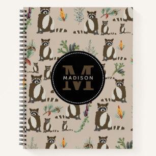 Niedliches Raccoon in Pinienwaldmuster Monogramm Notizbuch