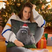 Niedliches Raccoon mit roter Weihnachtsmannmütze