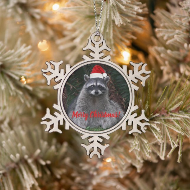 Niedliches Raccoon mit roter Weihnachtsmannmütze Schneeflocken Zinn-Ornament (Baum)
