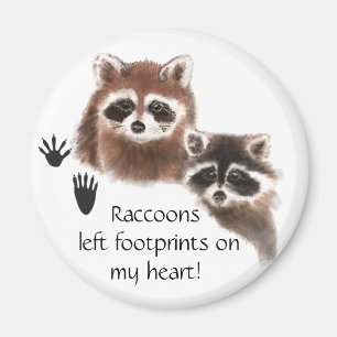 Niedliches Raccoon verließ Fußspuren auf meinem He Magnet
