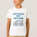 Niedliches Race Car Blue Birthday Boy Gast Ehre T-Shirt<br><div class="desc">Niedliches Race Car Blue Birthday Boy Gast von Ehren T - Shirt. Niedliches Design mit einem Rennwagen,  der in Blau und Grau zeichne. Das Alter liegt im Auto. Personalisieren Sie mit Ihrem Namen und Ihrem Alter.</div>