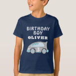 Niedliches Race Car Blue Birthday Boy Gast Ehre T-Shirt<br><div class="desc">Niedliches Race Car Blue Birthday Boy Gast von Ehren T - Shirt. Niedliches Design mit einem Rennwagen,  der in Blau und Grau zeichne. Das Alter liegt im Auto. Personalisieren Sie mit Ihrem Namen und Ihrem Alter.</div>