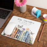 Niedliches Regenbogenregal & Bücher Lehrermonogram Mousepad<br><div class="desc">Überraschen Sie den Lehrer in Ihrem Leben oder in Ihrer Leckerei selbst (wenn Sie Lehrer sind) mit diesem bezaubernden Monogramm-Mousepad, das eine wunderschöne Aquarellillustrierung von Büchern in einem virtuellen Regal enthält. Du bist mein Held, Lehrer. Perfektes Geschenk für Ihren Lieblings-Schullehrer für Weihnachten, Zurück zur Schule, Jahresende oder Lehrer-Wertungstag. Personalisieren Sie...</div>