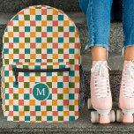 Niedliches Retro-Checkerboard Monogramm mehrfarbig Bedruckter Rucksack<br><div class="desc">Dieser lustige, stilvolle, individuelle Rucksack mit Schachbrettmuster in Retrotönen aus goldgelb, aquamarin, olivgrün, melonorange und creme. Eine erste Textvorlage für Monogramm ist dabei enthalten. Verwenden Sie sie, um Ihren Rucksack zu personalisieren oder ihn und den Kreis zu entfernen, wenn Sie kein Monogramm bevorzugen. Dieser niedliche, farbenfrohe Rucksack ist perfekt für...</div>