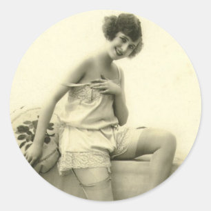 Niedliches riskantes Flapper Girl der 1920er Jahre Runder Aufkleber
