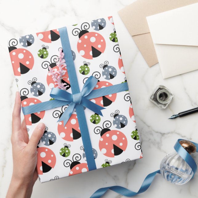 Niedliches rosa, blaues und grünes Ladybugs-Muster Geschenkpapier (Schenken)
