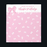 Niedliches rosa Bow-Muster vom Schreibtisch aus Notizblock<br><div class="desc">Hübsch rosa personalisiertes Notizblock mit weißem Bogen auf rosa Hintergrund. An der Spitze des gürteligen Notizblocks,  vom Schreibtisch Ihres Namens,  mit Ihrem Namen in einem schönen rosa Drehbuch neben einem Cartoon Bogen in Rosa.</div>