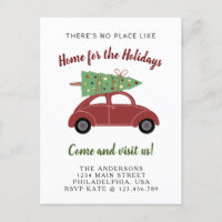 Niedliches Rotes Auto mit Weihnachtsbaumwanderung