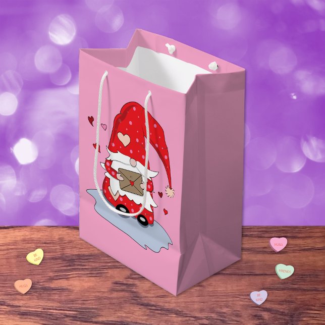 Niedliches Rotes Gnome mit Letter Pink-Geschenktas Mittlere Geschenktüte (Cute red gnome with letter pink gift bag .)