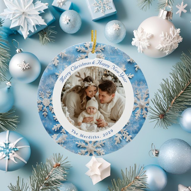 Niedliches Round Blue Snowflake Weihnachts-Foto Keramik Ornament (Von Creator hochgeladen)