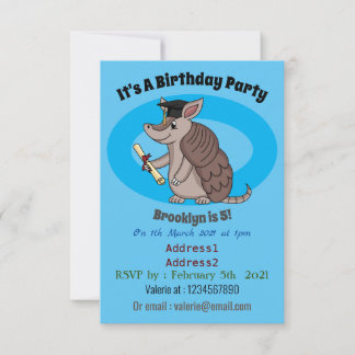 Niedliches Rüstungsschild mit Graduierungskappe Ca Einladung