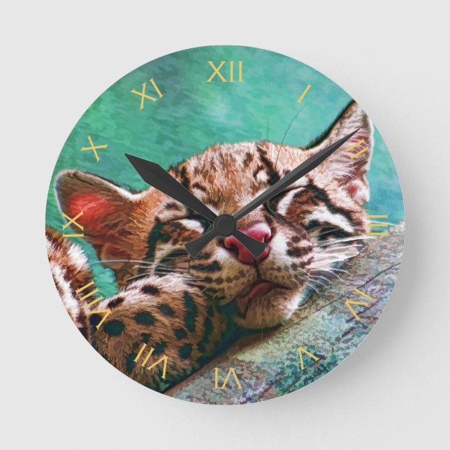 Niedliches Schlafbaby Ocelot Kitten Runde Wanduhr (Vorderseite)