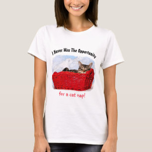 Niedliches Schlafkätzchen an der Vorderseite des  T-Shirt