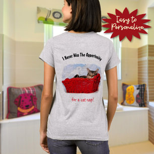 Niedliches Schlafkätzchen in einem roten Korb, kun T-Shirt